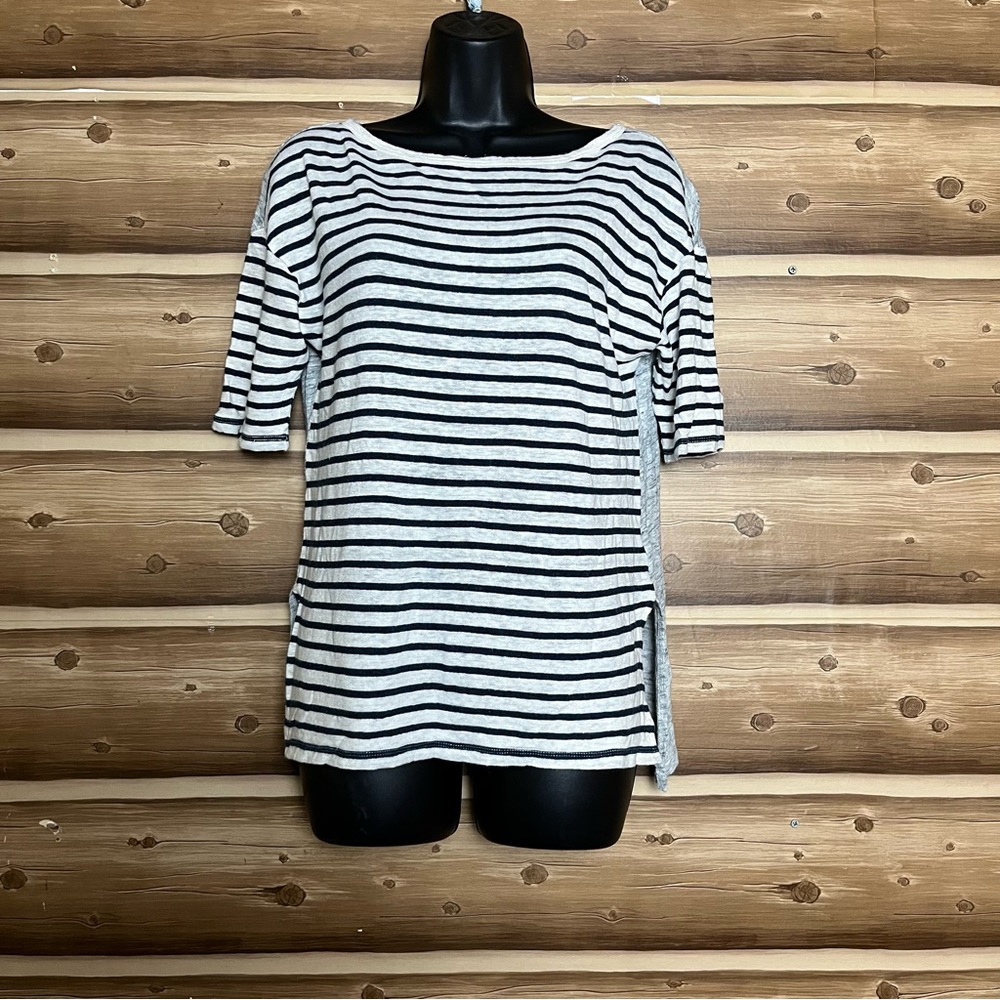 5/$20 Banana republic women 3/4 sleeve gray with blue striped top size XS‎